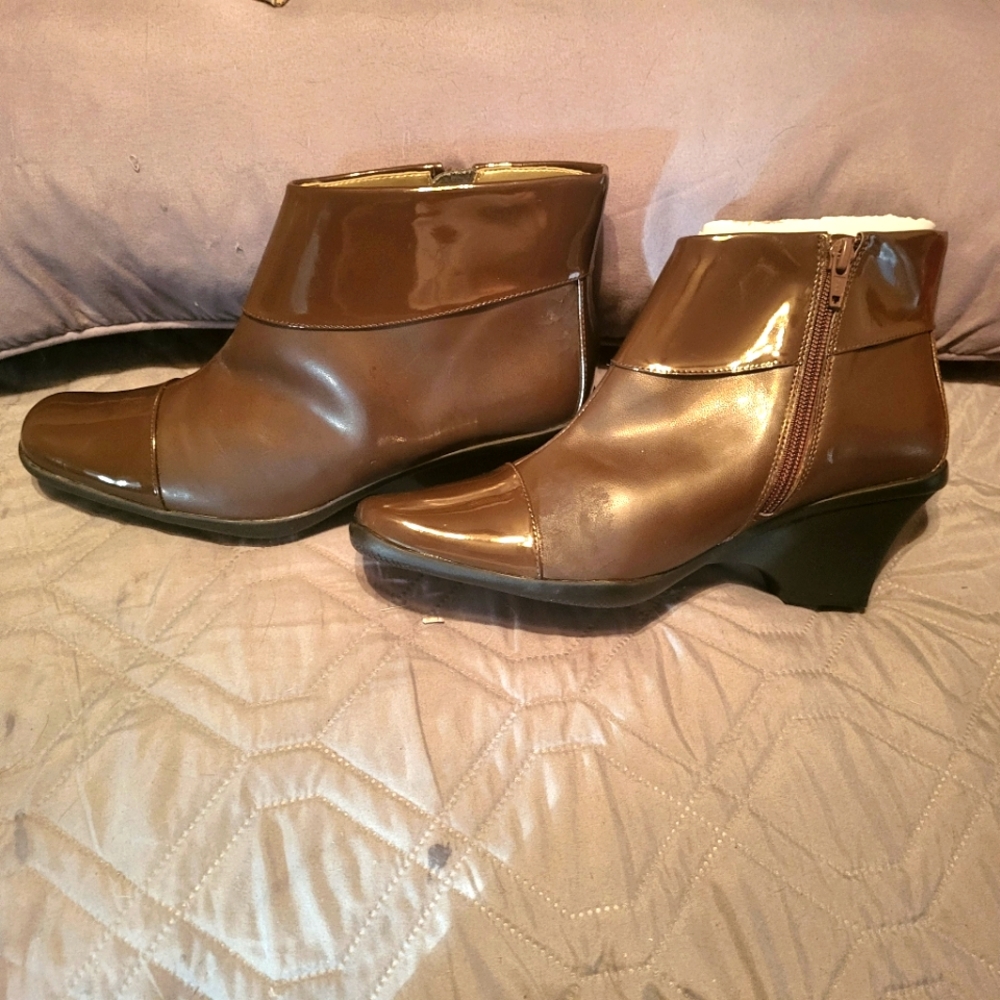 Bellini Brown Heeled Booties Size 8W